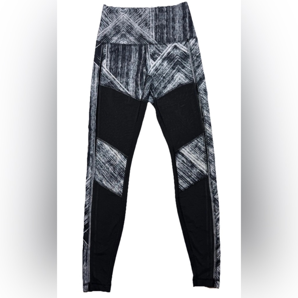 Lululemon Athletica women’s size 4 Black and White Patterned Leggings sheer